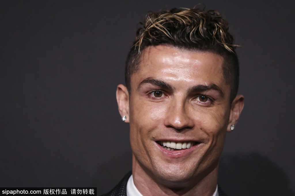 他在接受采 他在接受采